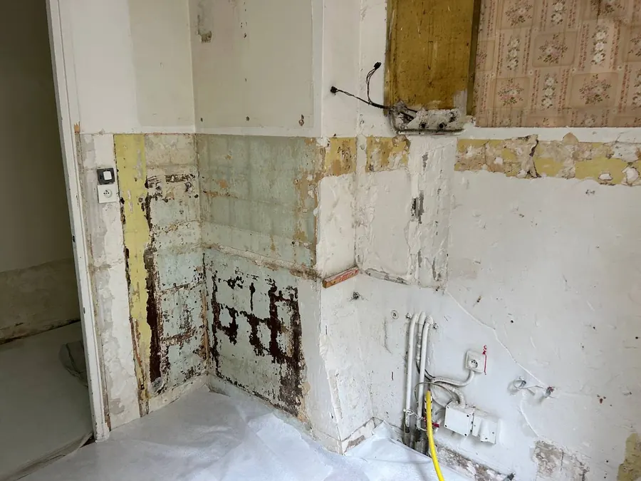 Remise en état d'un local de soutien scolaire à Montfermeil — avant travaux