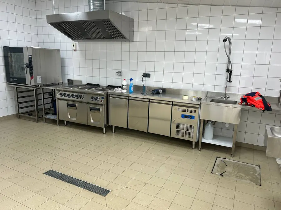 Rénovation complète de la cuisine d'un restaurant à Vincennes — après travaux par SDCC BÂTIMENT